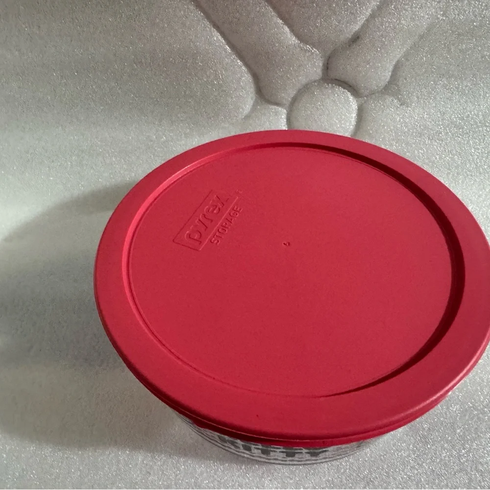 Hello Kitty Glass Bowl with Red  Lid 7 Cup
